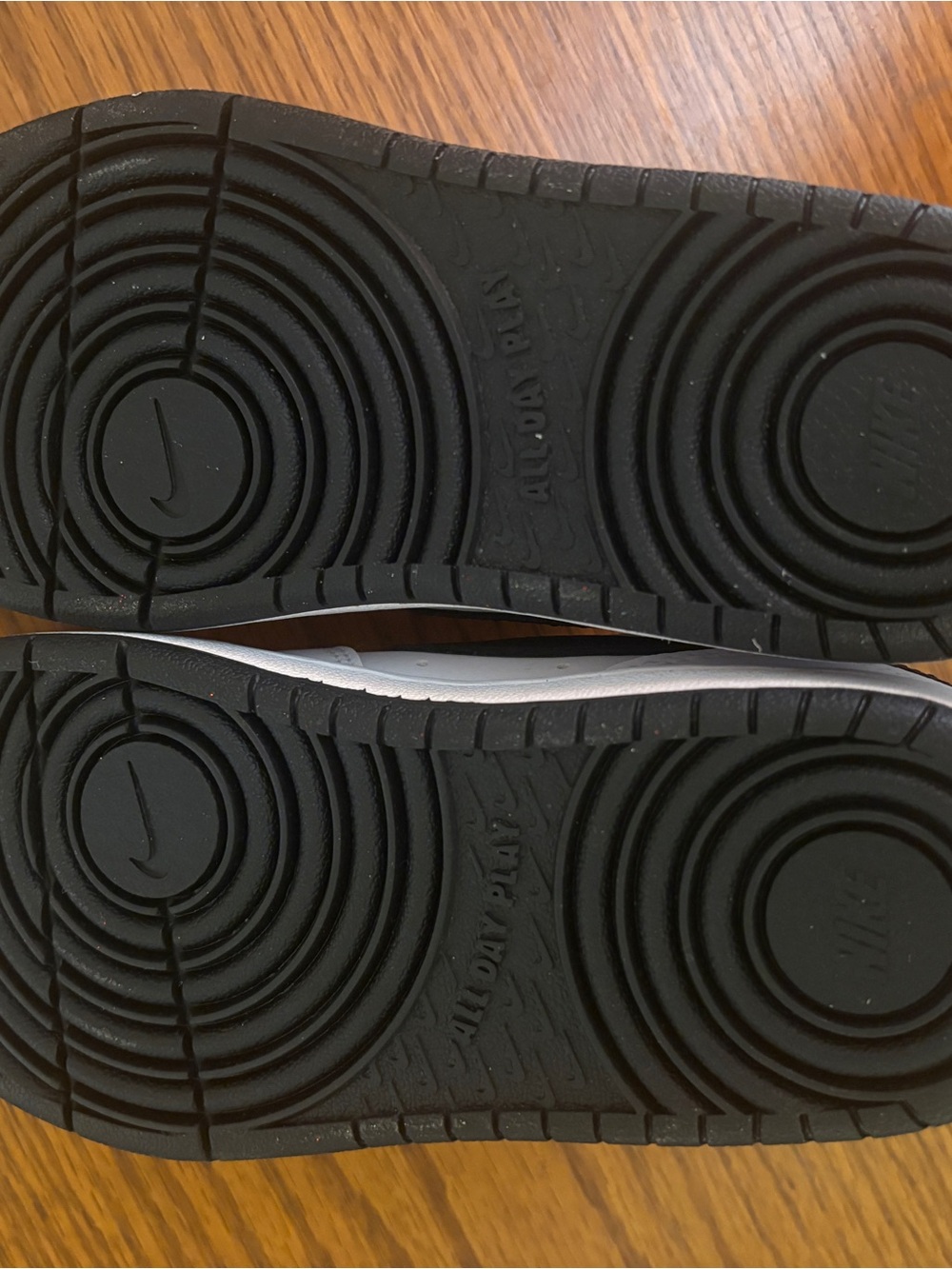 Nike Kids White Low Borough NWOT - Picture 6 of 6